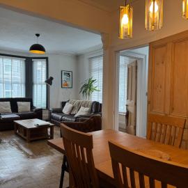 Large Home Sleeps 6 Central Location Free Parking, מלון בפליימות'