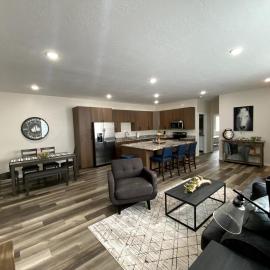 Newly Built 3 Bed 2 Bath House, hotel in Evanston