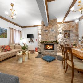 Villa Dianne Apt 1 Livadi Arachovas, hotel i Arachova