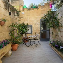 Cosy 3BR Maltese Townhouse - Close to Valletta by Isola360, hotel em Luqa