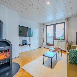 Bright Apartment with Terrace, Self Check-in & Free Parking