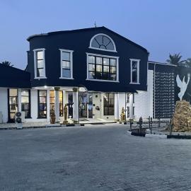 Precious Palm Royal Hotel, hotel di Benin City