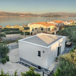 Tina's Tiny Beach House, hotel in Slatine
