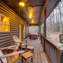 Hot Tub + Fire Pit: Wooded Cabin Near DeSoto Park!, hotel v destinácii Mentone