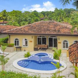 Brisa y Mar | Tropical Villa with Private Pool in Playa Bejuco – 3BR, Walk to Beach, hotel en Esterillos
