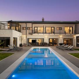 Gorgeous Home In Bale With Sauna, hotel en Bale