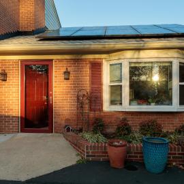 Bright, Spacious Home with Private Deck, Hotel in Potomac