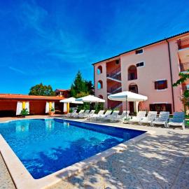 Apartments and rooms with a swimming pool Novigrad - 6951