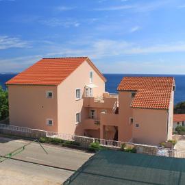 Apartments and rooms with parking space Ivan Dolac, Hvar - 8734, hotelli kohteessa Jelsa