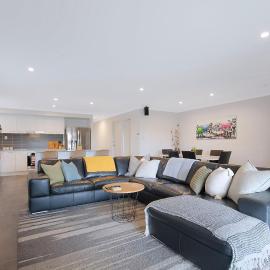 Dakabin Escape - Modern Comfort near Dining & Shops