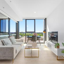 Stylish 1BDR Sunlit Apartment w Rooftop Pool & Gym