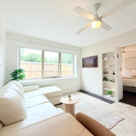 Quat Quatta Ripponlea Getaway - 1 King or 2 Single Beds, Lounge with Sofa-bed, Kitchen, Laundry, Smart TV