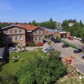 Villa Backstein Schwerin mit zentraler Lage im Grünen kostenfreien Parkplätzen und 8 E - Ladestationen, hótel í Schwerin