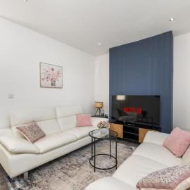 Leeds Beautiful Home - Parking - Yorksha Property