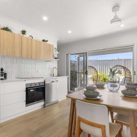 Stylish Beach Retreat Horses & Coastal Charm, hotel v mestu Redcliffe