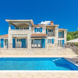 Villa Sterpazzi near Poreč with heated private pool, sea view, jacuzzi and sauna, hotel in Višnjan