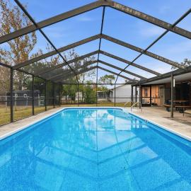 Ultimate Tampa Getaway w Pool- Hot Tub in Prime Location, hotel i Seffner