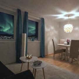 Hillside Top-Row Apartment, Stunning Views