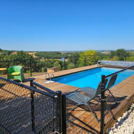 House on the hill, near Aubeterre-sur-dronne, Hotel in Saint-Romain