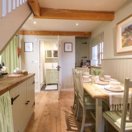 The Hayloft - Beautiful Barn Stay, hotel in Ashford