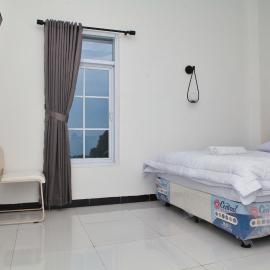 Clarissa Guest House Cisarua Bandung, хотел в Sukaraja