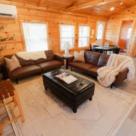 Cedar Wrapped Cozy Villa Cabin - 4 miles from Trails, hotel in Laurelville