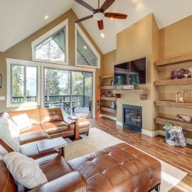 Deck + Views: Scenic Group Getaway in Lakeside!, hotel i Lakeside