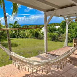 Gîte Bleu Caraïbes - Vue mer، فندق في Grand-Bourg