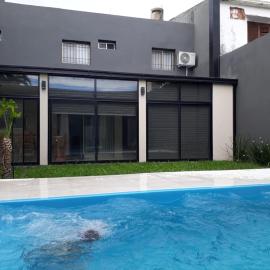 CASA CON PILETA EN EL CENTRO de CORRIENTES