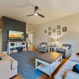 204 Glencreek Road, hotel di Town Bank