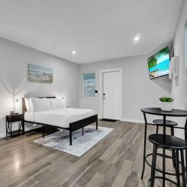 Coastal Charm Studio Beach House in Pompano Beach, hotel in Pompano Beach
