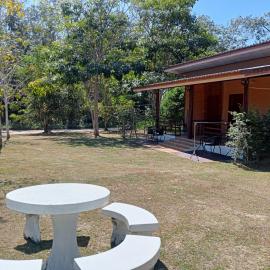 Little Shark bungalow, מלון בBan Bang Bao