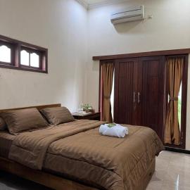 Rumah Cahaya Syariah Peaceful Family Home, hotel in Rampal