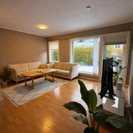Cozy 2-Bedroom Apartment, 5 Min from the Zoo - Towels & Bed Linen Included