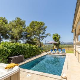 Villa Lago with stunning view of the lake, hotel in Alcudia