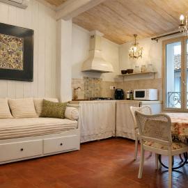 Le Coeur de L'Isle, Cosy, Hypercentre, Clim, Wifi, TV, Netflix, hotel i LʼIsle-sur-la-Sorgue