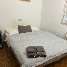 Habitación doble privada en figueres, hotel in Figueres