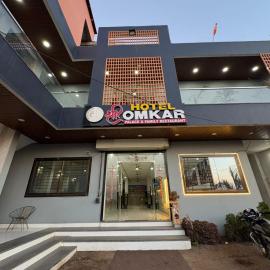 Hotel Shri Omkar Palace & Family Restaurant, hotell i Sānāwad