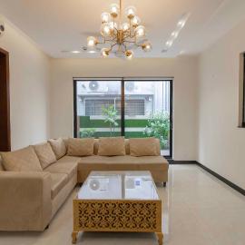 DHA Phase 6 - Executive And Luxurious Rooms - Near Raya, Dolmen and Airport, hotel in Lahore