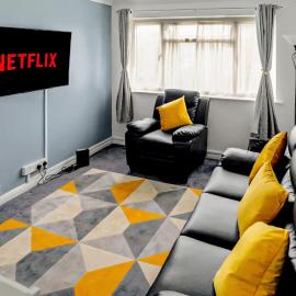 Modern 2 BR ground floor apartment with parking and garden