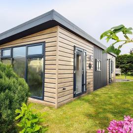 Nice chalet in Hollum near dunes, hotel en Hollum