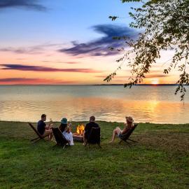 Waterfront Designer Retreat! Stunning Sunsets! Less than 5 minutes to the beach!, hotelli kohteessa Shirley