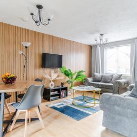 Modern Three Bedroom House Free parking wifi