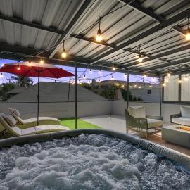 Rooftop Hot tub & Firepit Lounge - BBQ - EV Charger