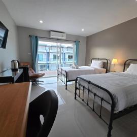 Khao Oat airport, hotel in Nai Yang Beach