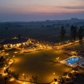 StayVista at Treeansh with Pool, Lawn، فندق في Mohali