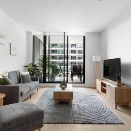 Free parking - trackside apartment with pool, gym