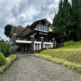 X4 VILLA with pool Villa Istana Bunga by YourHome, hotell sihtkohas Tegalharendong