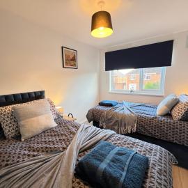Grimsby Home Sleeps 9 with Free Parking