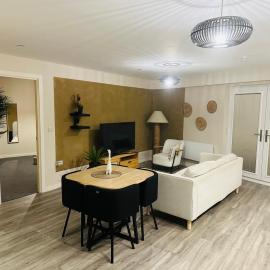 Executive 2 Bed Condo with Free Parking, Hotel in Manchester